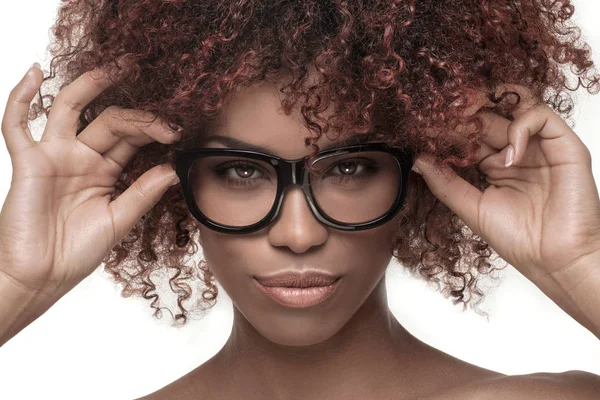 Menina bonita com afro vestindo óculos . — Fotografia de Stock