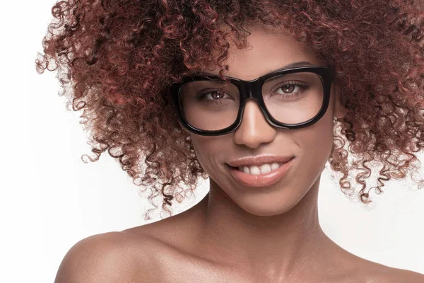 Menina bonita com afro vestindo óculos . — Fotografia de Stock