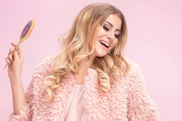 Mode foto van blonde vrouw all-in roze. — Stockfoto