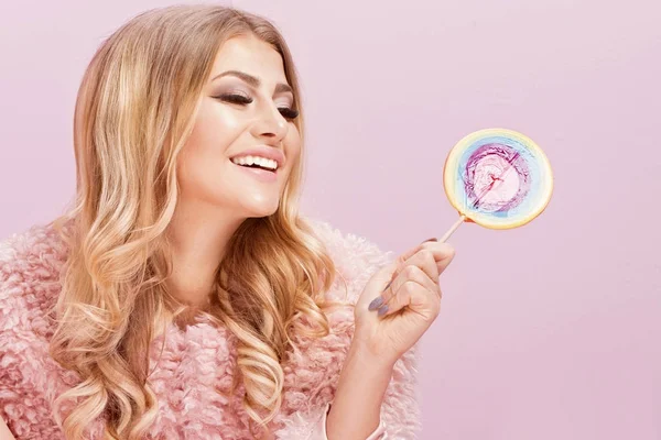 Mode foto av blond kvinna allt i rosa. — Stockfoto
