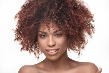 Afro ile doğal kız Güzellik Portresi.