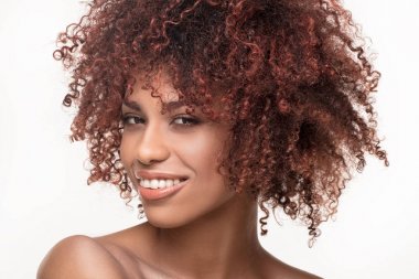 Afro ile doğal kız Güzellik Portresi.