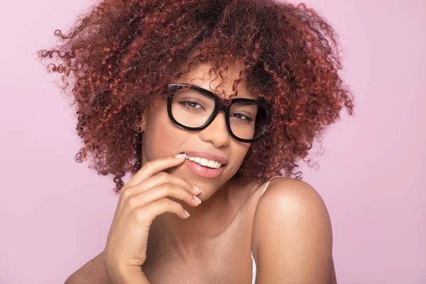 Afro-Mädchen mit Brille, lächelnd. — Stockfoto