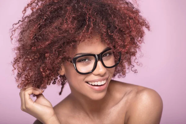 A szemüvegek, afro lány mosolyogva. — Stock Fotó