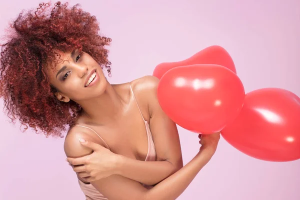 Piękne dziewczyny afro z czerwonych balonów. — Zdjęcie stockowe