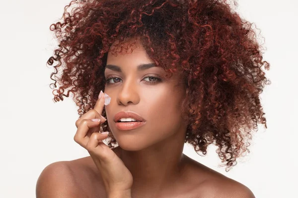 Retrato de beleza de menina natural com afro . — Fotografia de Stock