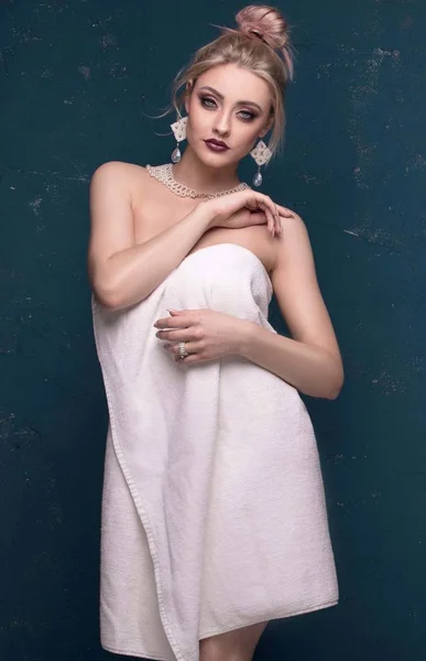 Blond vacker kvinna jag vit handduk. — Stockfoto