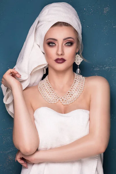 Beauty porträtt av eleganta kvinnan med vit handduk på huvudet. — Stockfoto