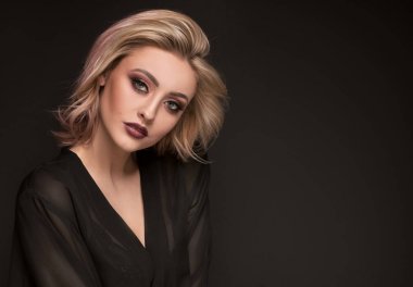 Şehvetli hassas sarışın kız poz.