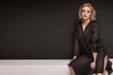 Şehvetli hassas sarışın kız poz.