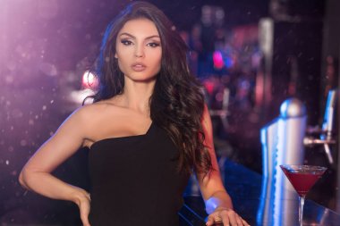 Bardaki zarif genç bayan.