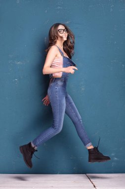 Atlama, gülümseyen genç doğal kadın modeli.