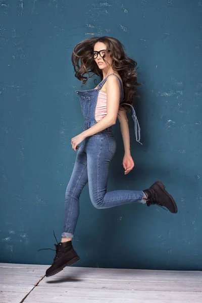 Jonge natuurlijke vrouwelijke model springen. — Stockfoto