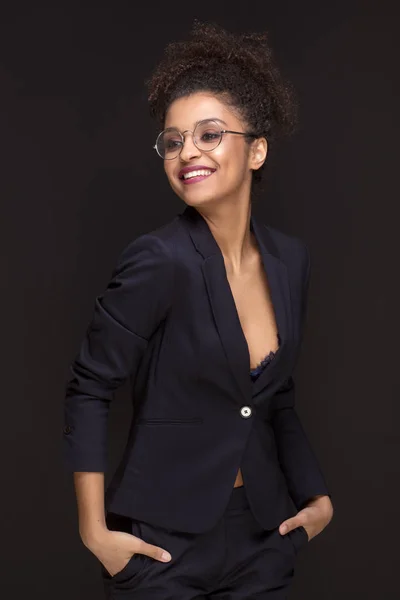 Afro mujer con dentadura hermosa sonrisa . — Foto de Stock