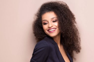 Zarif Bayan afro saç modeli ile.