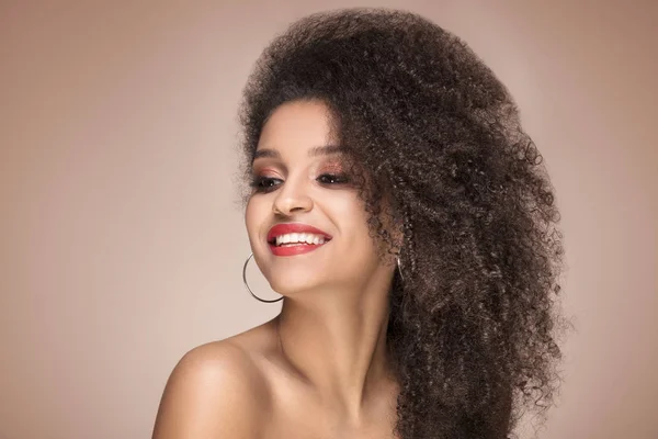Portret van de schoonheid van lachende sensuele afro meisje. — Stockfoto