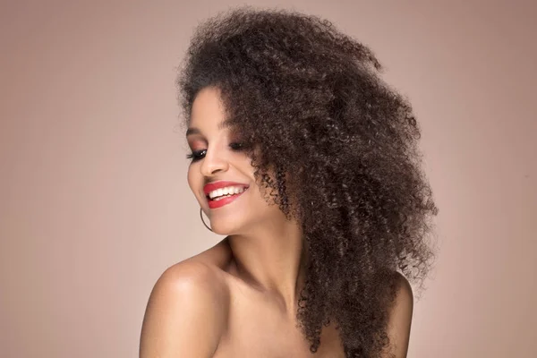 Retrato de belleza de niña afro sensual sonriente . —  Fotos de Stock