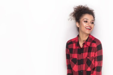 Kırmızı Kareli gömlekli mutlu afro kız.