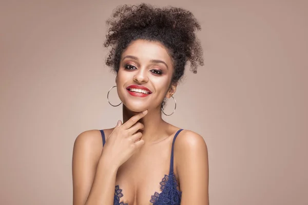 Schönheitsporträt eines lächelnden sinnlichen Afro-Mädchens. — Stockfoto