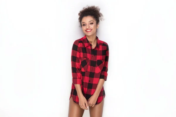 Chica afro feliz en camisa a cuadros rojo . — Foto de Stock