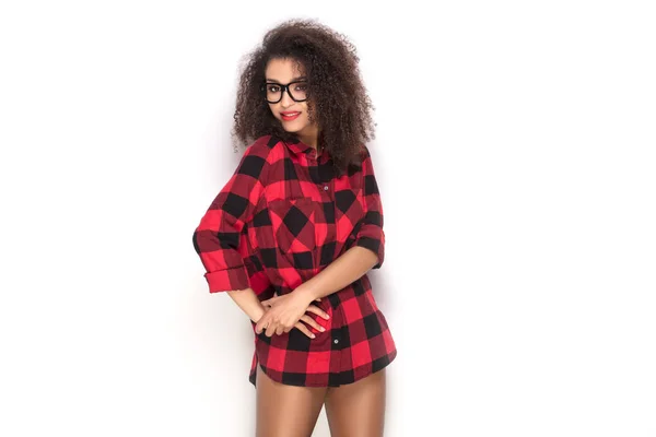 Chica afro feliz en camisa a cuadros rojo . — Foto de Stock