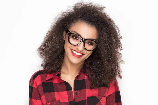 Chica afro feliz en camisa a cuadros rojo . —  Fotos de Stock