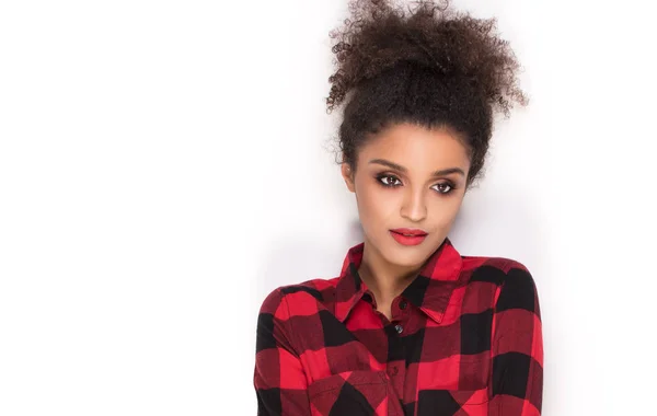 Menina afro em camisa xadrez vermelho . — Fotografia de Stock