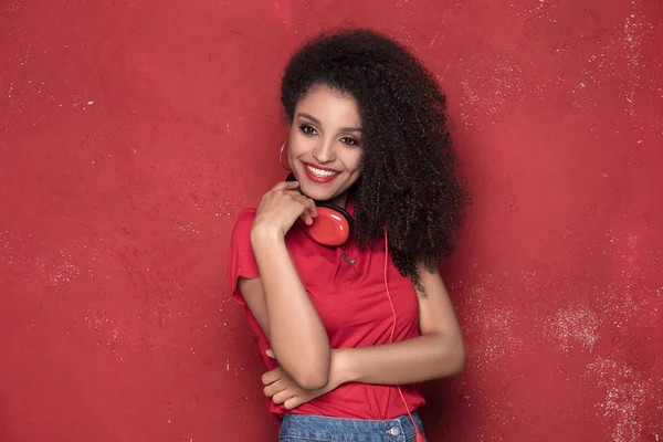 Sonriente afro chica con auriculares . —  Fotos de Stock