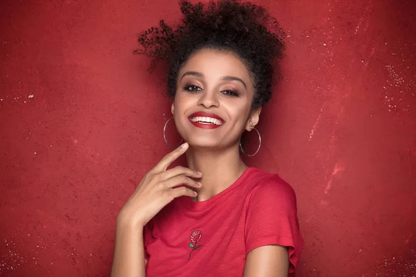 Portret van schoonheid afro meisje met toothy glimlach. — Stockfoto