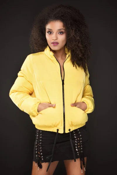 Chica con maquillaje glamour posando en chaqueta amarilla . — Foto de Stock