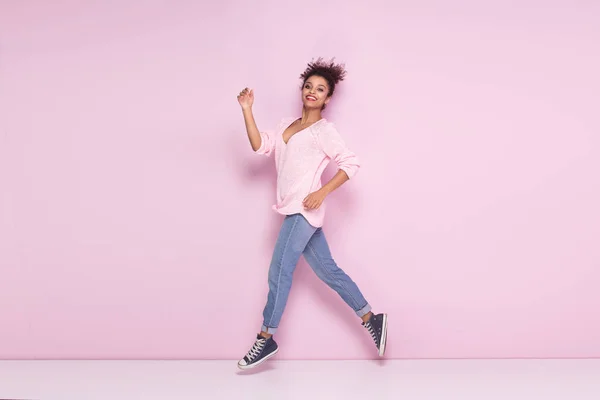 Glücklich Afro-Mädchen mit erstaunlichem Lächeln posiert auf rosa Hintergrund. — Stockfoto