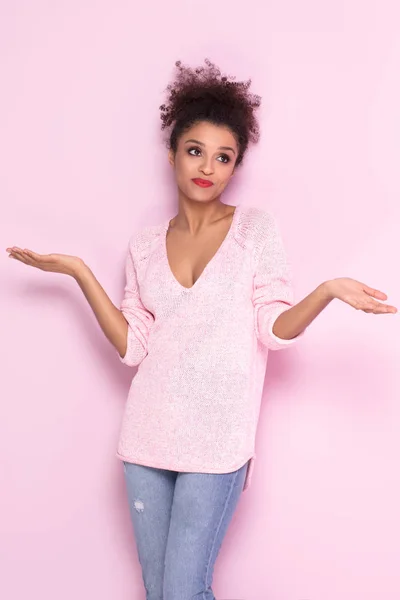 Chica afro feliz posando sobre fondo rosa . —  Fotos de Stock