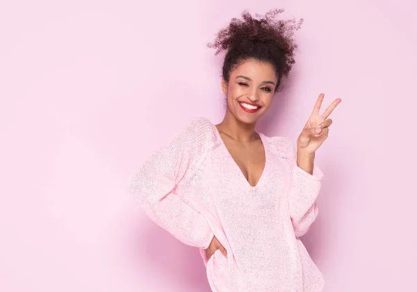 Chica afro feliz con una sonrisa increíble posando sobre fondo rosa . —  Fotos de Stock