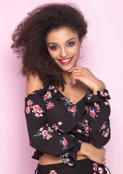 Sonriente afroamericana chica posando . — Foto de Stock