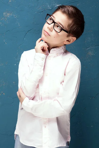 Intelligente ragazzo in occhiali pensando . — Foto Stock