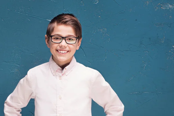 Niño inteligente en gafas sonriente . —  Fotos de Stock