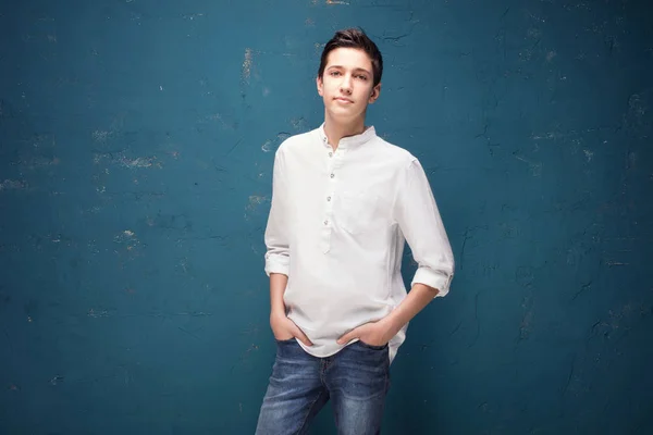 Jovem caucasiano adolescente menino . — Fotografia de Stock