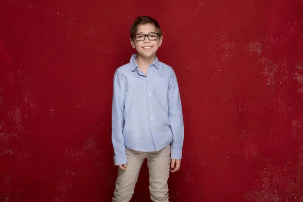 Chytrý chlapec v brýlích s úsměvem. — Stock fotografie