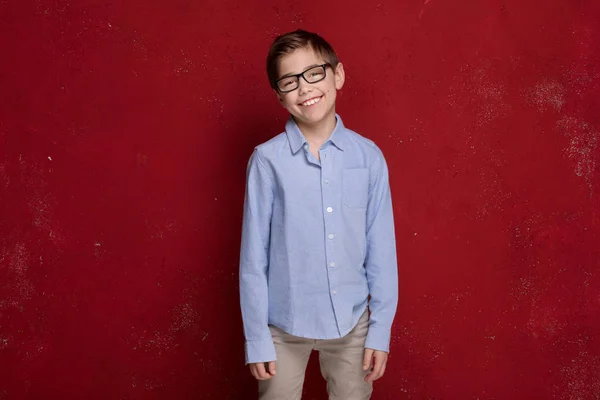 Niño inteligente en gafas sonriente . — Foto de Stock