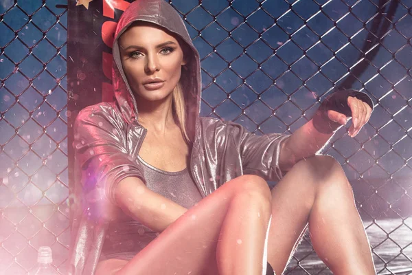 Boxer femminile posa all'interno di una gabbia di boxe . — Foto Stock