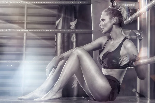 Boxeadora posando dentro de un ring de boxeo . — Foto de Stock