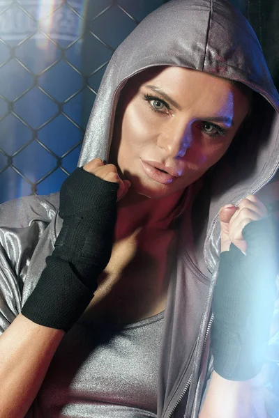 Female boxer posing inside a boxing cage. — Stock Photo, Image