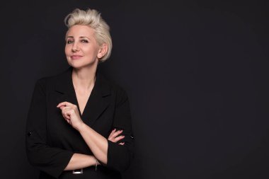 Poz zarif sarışın güzel orta yaşlı bayan .