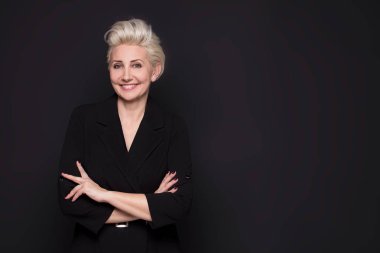 Poz zarif sarışın güzel orta yaşlı bayan .