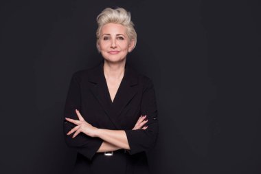 Poz zarif sarışın güzel orta yaşlı bayan .