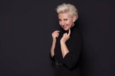 Poz zarif sarışın güzel orta yaşlı bayan .