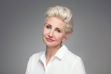 Zarif sarışın orta yaşlı kadın portresi.