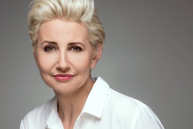 Zarif sarışın orta yaşlı kadın portresi.