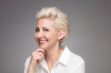 Zarif sarışın orta yaşlı kadın portresi.