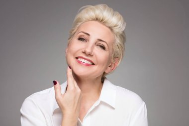 Zarif sarışın orta yaşlı kadın portresi.